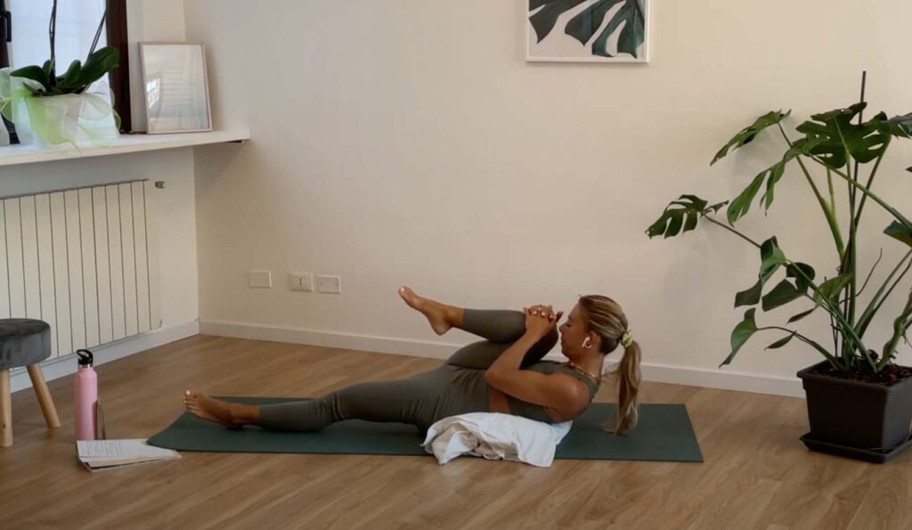 Stretching per alleviare i crampi da ciclo